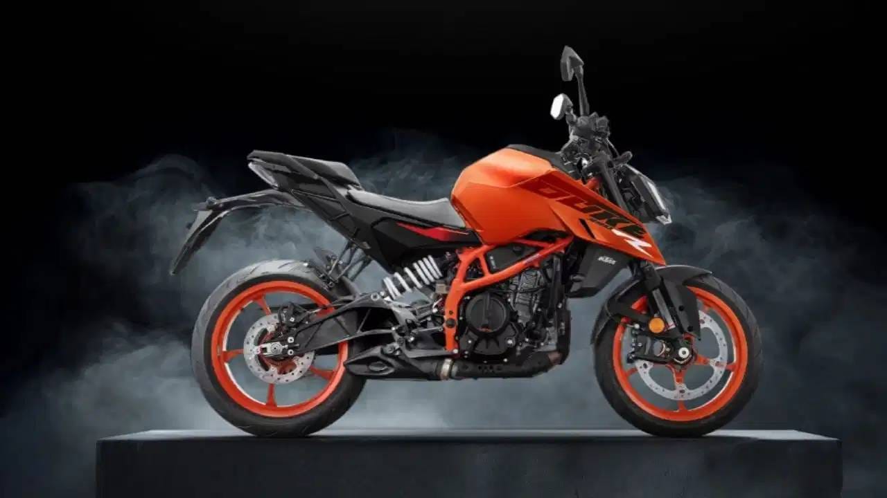 KTM प्रेमींना मोठा झटका! कंपनीने 390 Duke च्या किमतीत केली मोठी वाढ; फीचर्स न बदलता मोजावे लागणार जास्त पैसे KTM प्रेमींना मोठा झटका! कंपनीने 390 Duke च्या किमतीत केली मोठी वाढ; फीचर्स न बदलता मोजावे लागणार जास्त पैसे