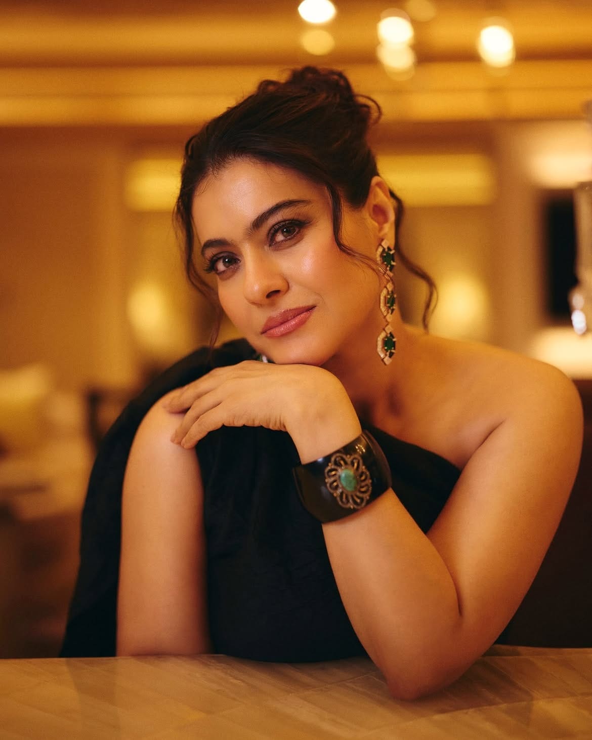 काळ्या ड्रेसमधील काही ग्लॅमरस फोटो पोस्ट करत काजोल हिने कॅप्शनमध्ये (Me? Obsessed with me? Yes, yes I am) असं लिहिलं आहे. अभिनेत्री कायम चाहत्यांना फॅशन गोल्स देत असते