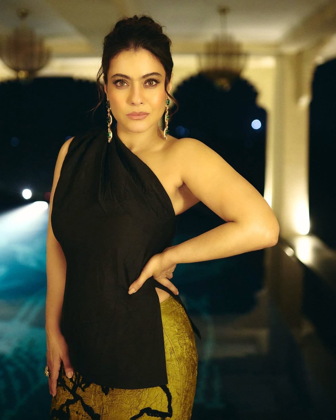 बॉलिवूडपासून दूर असली तरी अभिनेत्री सोशल मीडियावर कायम सक्रिय असते. ती कायम सोशल मीडियावर फोटो आणि व्हिडीओ पोस्ट करत असते. आता देखील अभिनेत्रीने काही फोटो पोस्ट केले आहेत.