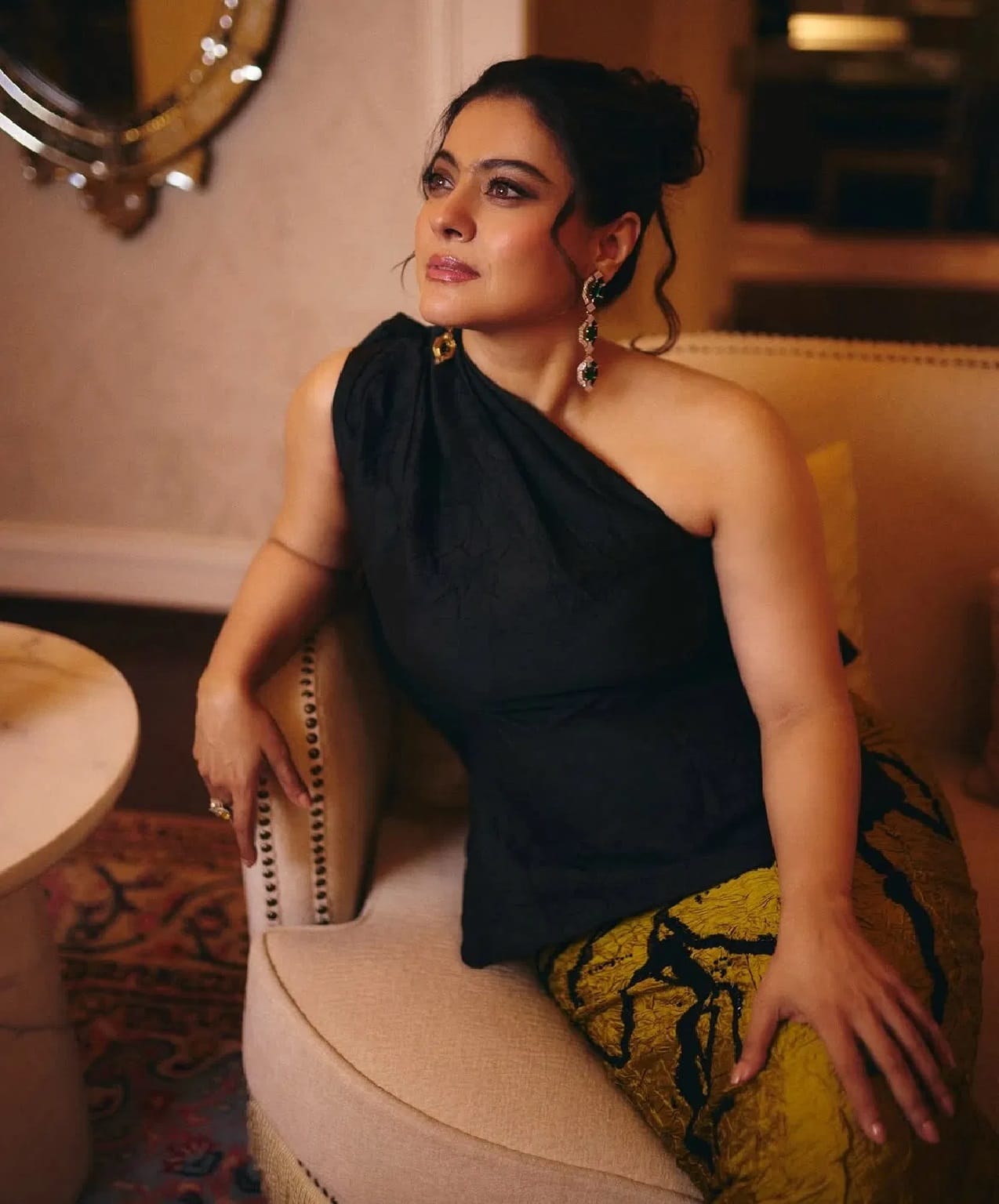 अभिनेत्री कजोल हिला आज कोणत्याच ओळखीची गरज नाही. बॉलिवूडपासून दूर असली तरी, काजोल कोणत्या न कोणत्या कारणामुळे चर्चेत असते. आता देखील काजोल खास कारणामुळे चर्चे आली आहे.