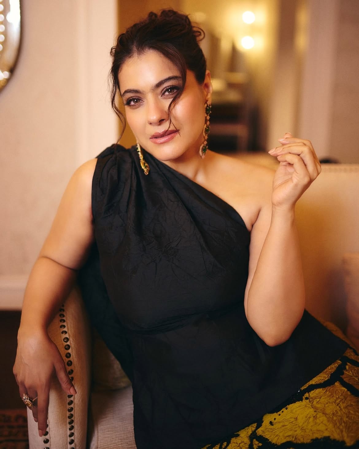 अनेक सिनेमांमध्ये दमदार भूमिका साकारत अभिनेत्री काजोल हिने चाहत्यांच्या मनावर आणि बॉलिवूडवर राज्य केलं. आता काजोल मोठ्या पडद्यापासून दूर असली तरी कायम कोणत्या न कोणत्या कारणामुळे चर्चेत असते.