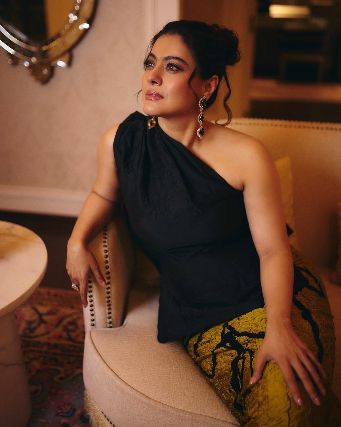 आता देखील काजोल तिच्या हटके अदांमुळे चर्चेत आली आहे. अभिनेत्री काजोल हिच्याबद्दल आज काहीही वेगळं सांगण्याची गरज नाही. अनेक सिनेमात दमदार भूमिका साकारत अभिनेत्रीने चाहत्यांच्या मनावर राज्य केलं.
