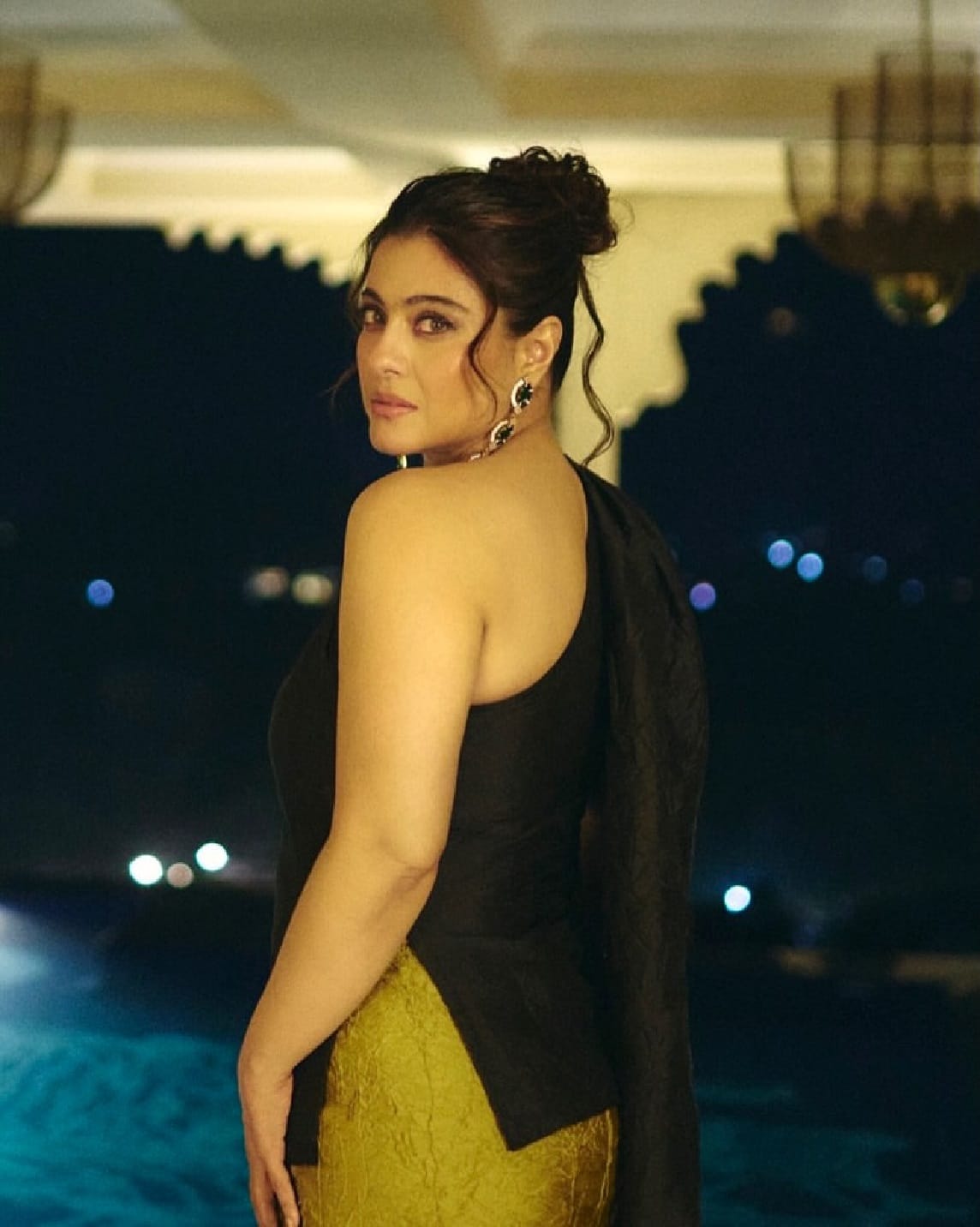 सध्या काजोल हिचे काही फोटो सोशल मीडियावर व्हायरल होत आहेत, फोटोंमध्ये अभिनेत्री प्रचंड क्लासी आणि रॉयल दिसत आहे. फोटो पोस्ट करत काजोल कॅप्शनमध्ये म्हणते, 'तुमची किंमत ओळखा... आणि मग त्यात कर जोडा...'