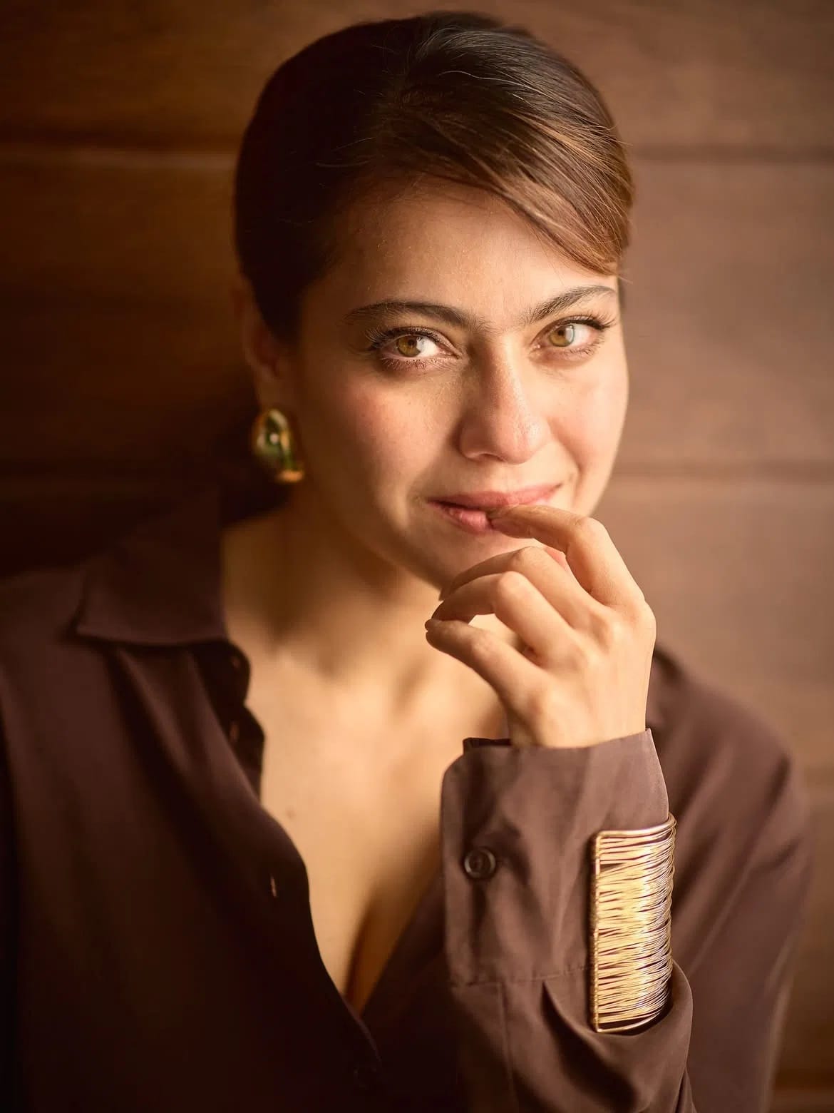 चाहत्यांमध्ये आजही अभिनेत्रीची क्रेझ दिसून येते. वयाच्या 51 व्या वर्षी देखील काजोल हिचा बोल्डनेस कमी झालेला नाही. आता देखील काजोल हिचे काही फोटो सोशल मीडियावर तुफान व्हायरल होत आहेत.