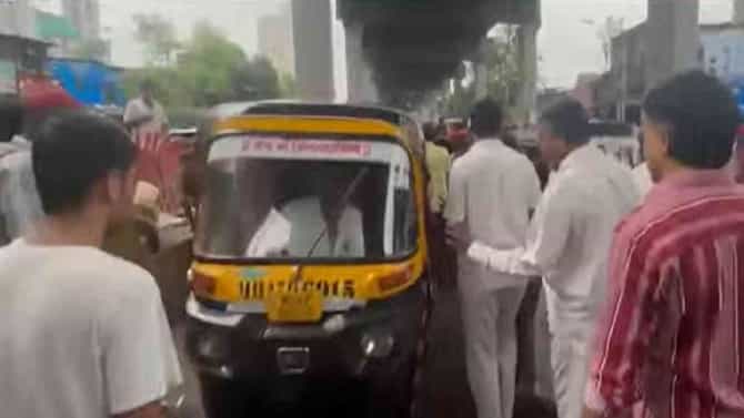 Marathi language Row : नाही बोलणार मराठी, कांदिवलीत सरळ-सरळ अमराठी रिक्षा चालकांची दादागिरी, ट्रॅफिक जाम करुन मुजोरी