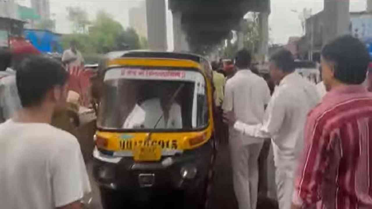 Marathi language Row : नाही बोलणार मराठी, कांदिवलीत सरळ-सरळ अमराठी रिक्षा चालकांची दादागिरी, ट्रॅफिक जाम करुन मुजोरी Marathi language Row : नाही बोलणार मराठी, कांदिवलीत सरळ-सरळ अमराठी रिक्षा चालकांची दादागिरी, ट्रॅफिक जाम करुन मुजोरी