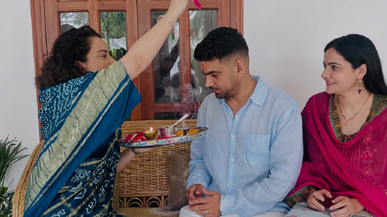 या फोटोंमध्ये कंगना निळ्या रंगाच्या सुंदर साडीमध्ये दिसत असून तिचा पारंपरिक लूक चाहत्यांचे लक्ष वेधून घेत आहे. एका फोटोमध्ये ती भावाला आणि वहिनीला ओवाळताना दिसत आहे. तर दुसऱ्या फोटोमध्ये ती भावाच्या मनगटावर प्रेमाने राखी बांधताना दिसत आहे.