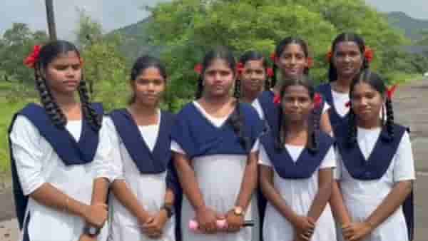 छत्रीचा माईक अन् खड्डयांचं जबरदस्त रिपोर्टिंग, रायगडमधील व्हायरल शाळकरी मुली कोण?