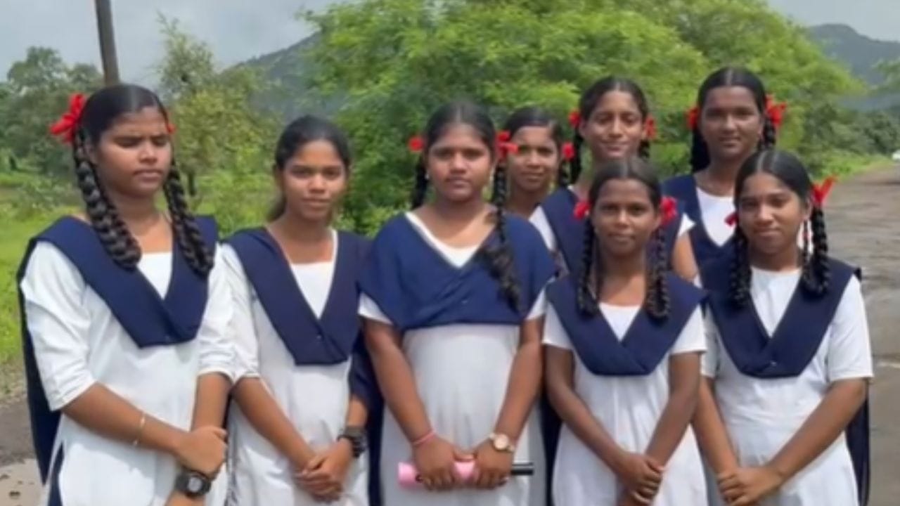 छत्रीचा माईक अन् खड्डयांचं जबरदस्त रिपोर्टिंग, रायगडमधील व्हायरल शाळकरी मुली कोण? छत्रीचा माईक अन् खड्डयांचं जबरदस्त रिपोर्टिंग, रायगडमधील व्हायरल शाळकरी मुली कोण?