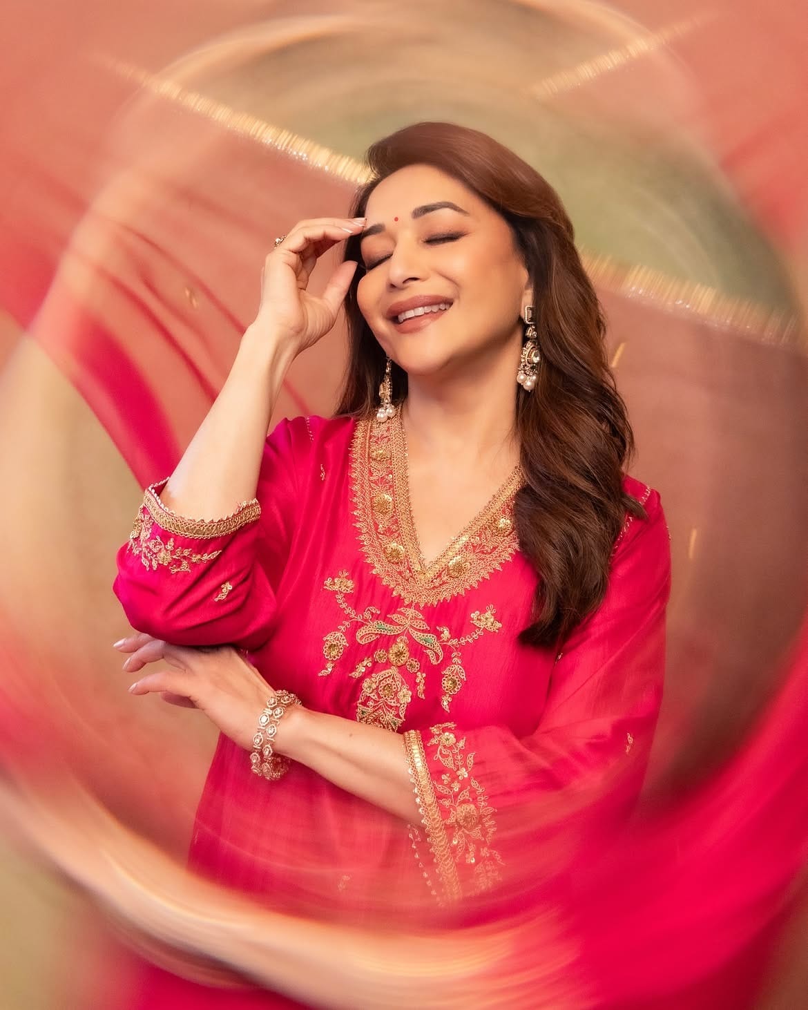 अभिनेत्री माधुरी दीक्षित हिचे काही फोटो सोशल मीडियावर व्हायरल होत आहे. फोटोमध्ये अभिनेत्री प्रचंड सुंदर दिसत आहे. साडीत अभिनेत्रीने स्वतःचे काही फोटो पोस्ट केले आहे. ज्यामुळे सर्वत्र फक्त आणि फक्त माधुरीच्या लूकची चर्चा रंगली आहे.