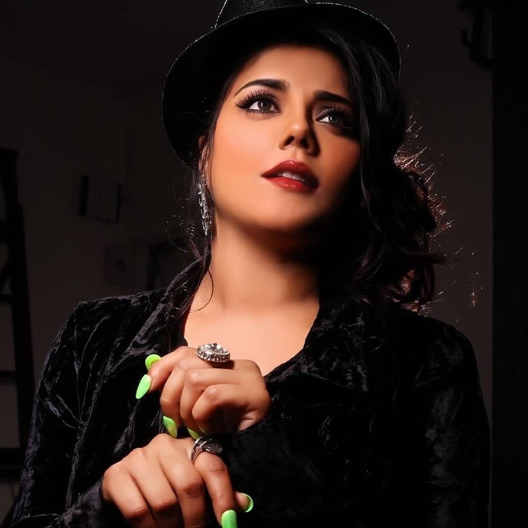 सुनिताने आरोप केले होते, “तारुण्यात चुका होतात, पण वयाच्या 63 व्या वर्षी हे सर्व ऐकणं योग्य वाटत नाही.” यानंतर जेव्हा मुलाखतकर्त्याने ‘कोमल’ असं नाव घेतलं, तेव्हा सुनिता पुढे म्हणाली, “या नावातच जरा गडबड आहे. मला कोमल या नावाचा खूप तिरस्कार आहे. एक आहे कोमल… XYZ कोणीतरी.. मला तिचा खूप तिरस्कार आहे.”