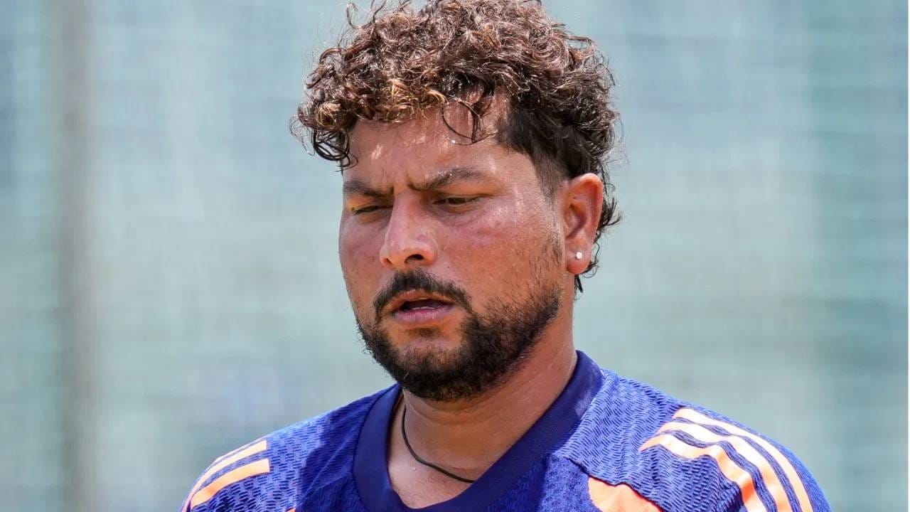 श्रीलंकेविरुद्धच्या पहिल्या कसोटी सामन्यात कुलदीप यादव काही खास करू शकला नाही. दोन्ही डावात मिळून फक्त एकच विकेट मिळाली होती. त्यामुळे दुसर्या कसोटी सामन्यात त्याच्या सारांश जैनला संधी मिळेल का? असा प्रश्न क्रीडाप्रेमींच्या डोक्यात फिरत आहे. (PC-PTI)