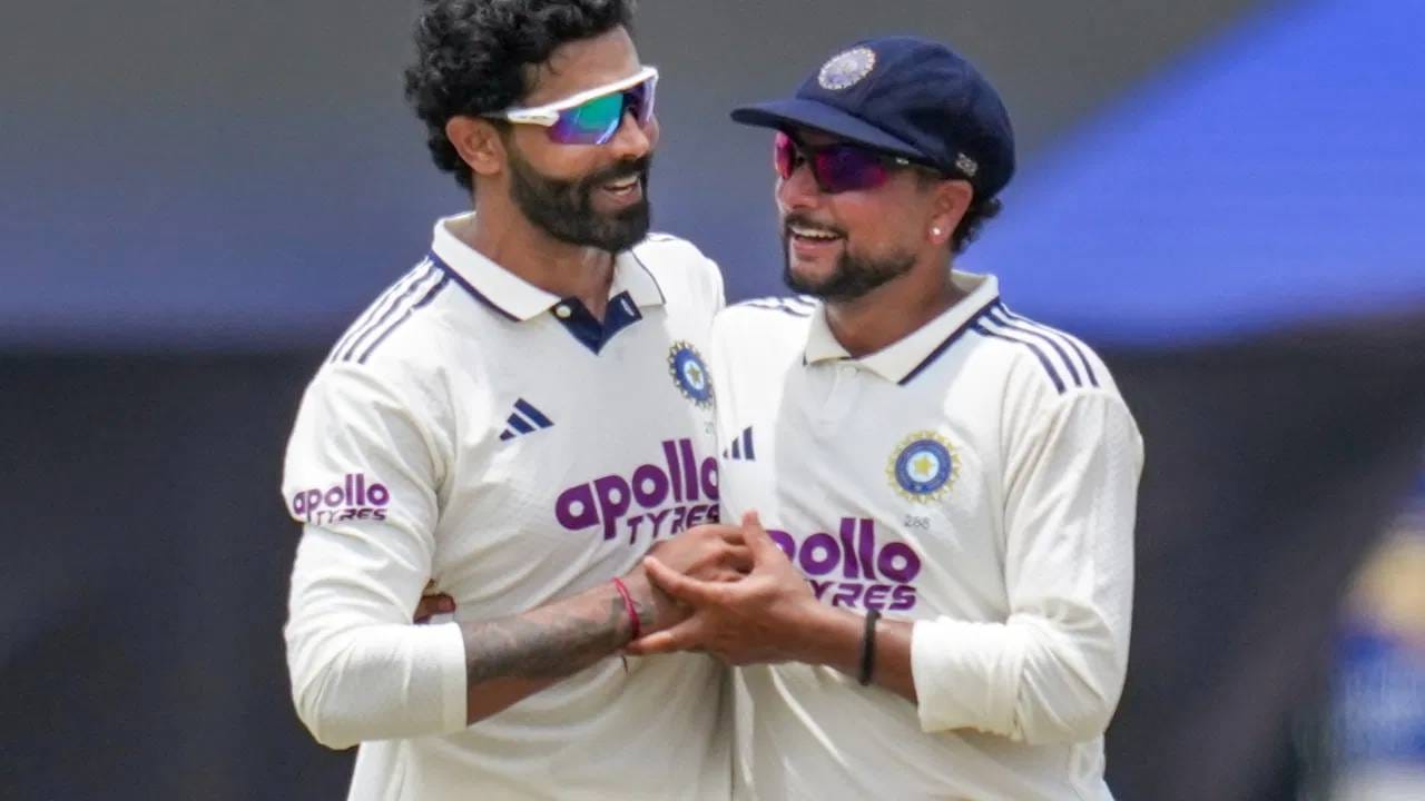 कुलदीप यादवने आतापर्यंत 19 कसोटी सामन्यात 80 विकेट घेतल्या आहेत. यात 61 विकेट या एसजी चेंडूवर घेतल्या आहेत. तर ड्यूक चेंडूवर त्याच्या खात्यात एकही कसोटी विकेट नाही. (PC-PTI)