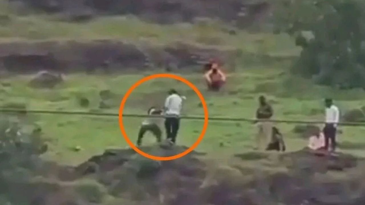 कुणाल चांदवडे हा खवड्या डोंगरावर जीव देण्यासाठी पोहोचला. त्याला वाचवण्यासाठी वडील पुढे आले आणि तेही डोंगराहून पडले. मुलाला आणि नवऱ्याला पडताना पाहून आईनेही उड्डी मारली. कुणाल चांदवडे याने आयफोन 15 साठी जीव दिल्याचे सांगितले जातंय.