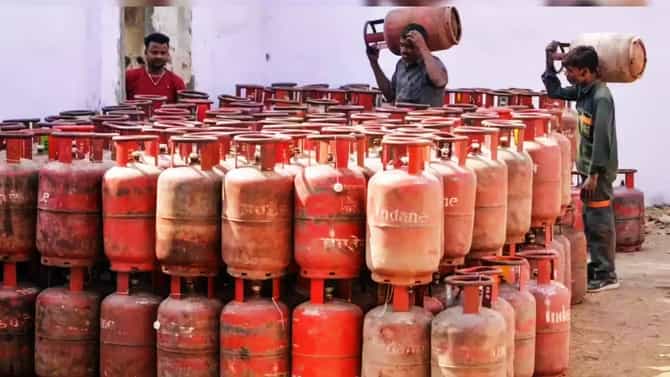 LPG Cylinder Price: 200 रुपयांनी स्वस्त, आता कितीला मिळेल गॅस सिलेंडर? जाणून घ्या किंमत