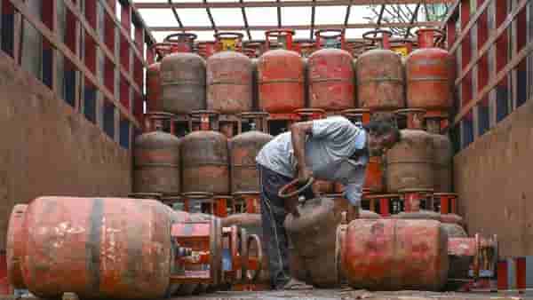 LPG e-KYC Rule : एलपीजीशी जोडलेले हे काम त्वरीत पूर्ण करा, अन्यथा सिलिंडर मिळणे कठीण !