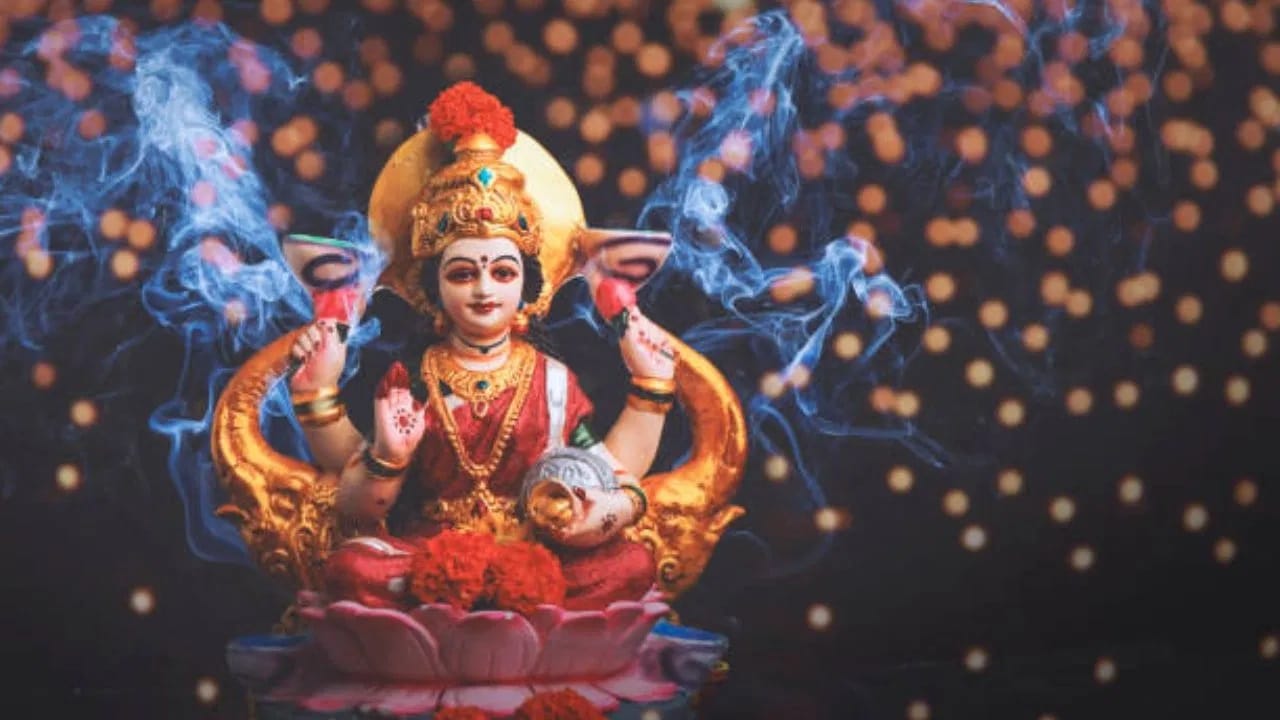 हिंदू धर्मात वास्तुशास्त्राला मोठे महत्त्व आहे. वास्तुशास्त्र सांगितल्यानुसार, देवी लक्ष्मीला संपत्तीची देवी म्हटले जाते. देवी लक्ष्मीच्या कृपेने घरातील गरिबी दूर होऊ शकते. तिच्या आशीर्वादाने घर संपत्ती आणि अन्नधान्याने भरून जाते. त्यामुळे घरात देवी लक्ष्मीचा फोटो असायला हवा. दररोज देवी लक्ष्मीची पूजा केली पाहिजे.