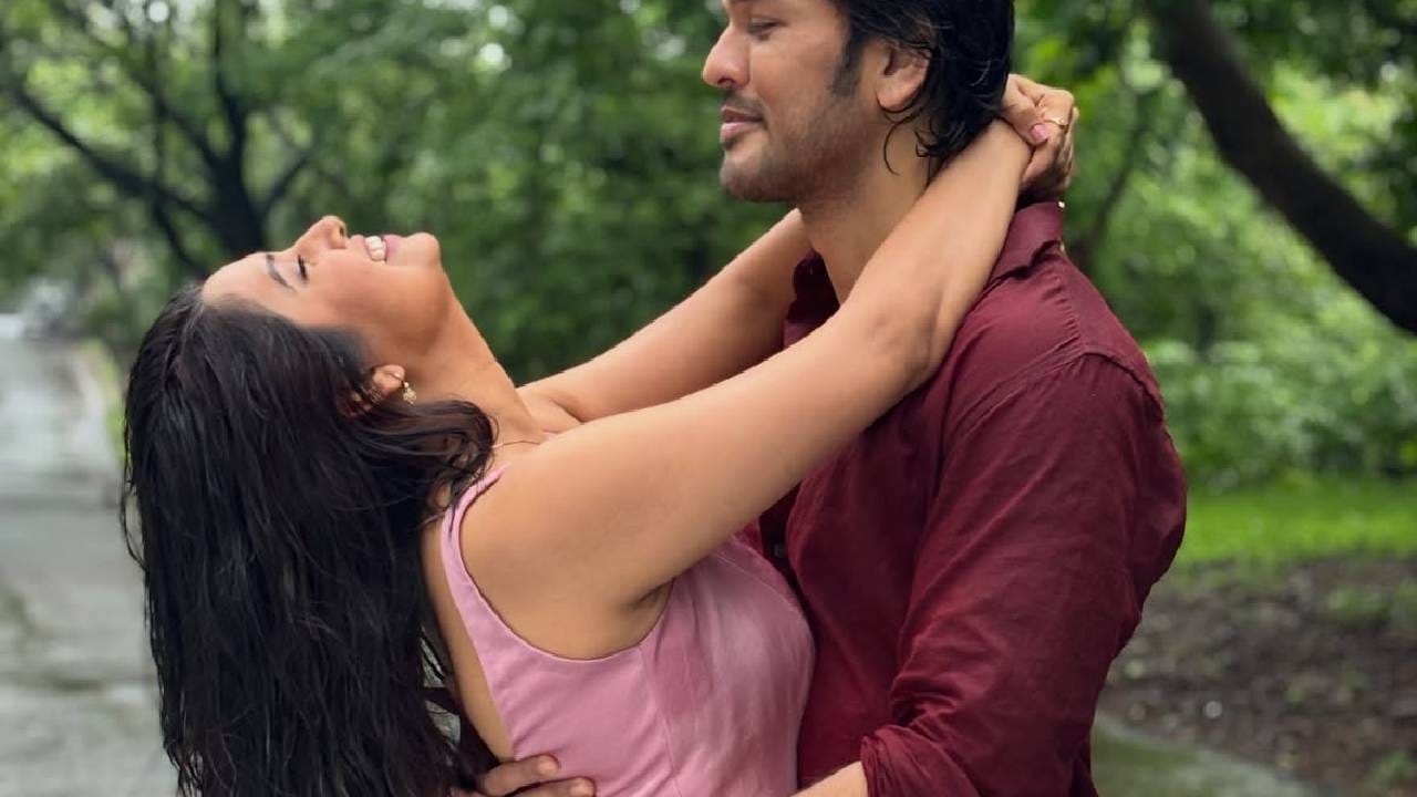 ‘जुळून येती रेशीमगाठी’ या मालिकेत आपल्या सहजसुंदर केमिस्ट्रीमुळे प्रेक्षकांची मनं जिंकलेल्या या जोडीला तब्बल 13 वर्षांनंतर पुन्हा एकत्र पाहण्याची संधी चाहत्यांना मिळणार आहे.