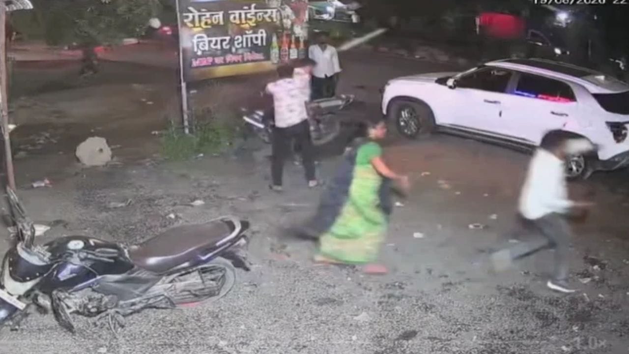 लातूरमध्ये कोयता दहशत, दारूच्या दुकानाजवळ प्राणघातक हल्ला, धक्कादायक प्रकार.. लातूरमध्ये कोयता दहशत, दारूच्या दुकानाजवळ प्राणघातक हल्ला, धक्कादायक प्रकार..