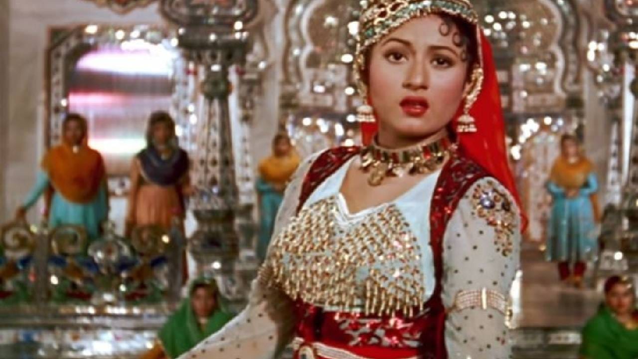 गाण्याला हवा तसा खोल इको इफेक्ट मिळावा यासाठी प्रसिद्ध गायिका लता मंगेशकर यांनी हे गाणं बाथरूममध्ये रेकॉर्ड केल्याचे सांगितले जाते. त्या काळात आजच्यासारखे आधुनिक ध्वनिमुद्रण तंत्रज्ञान उपलब्ध नव्हते. त्यामुळे बाथरूमच्या भिंतींवरून आवाजाचा प्रतिध्वनी निर्माण होत असल्याने लता मंगेशकरांकडून तिथे गाण्याचे रेकॉर्डिंग करण्यात आले.