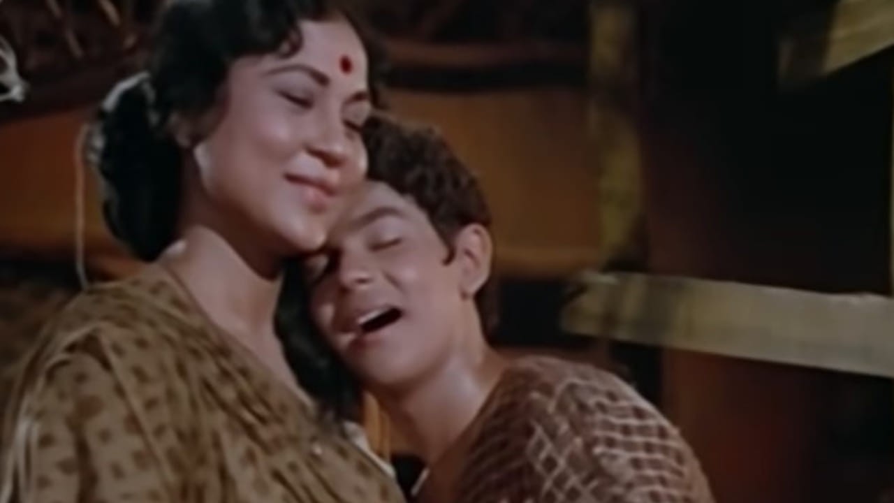‘तू कितनी भोली है, तू कितनी नादान है’ या गाण्याला स्वरसम्राज्ञी लता मंगेशकर यांनी आपल्या भावपूर्ण आवाजाने अजरामर केले आहे. गीतकार आनंद बक्षी यांनी आईच्या प्रेम, माया, काळजी आणि मुलासाठीच्या शुभेच्छा अत्यंत साध्या पण हृदयस्पर्शी शब्दांत व्यक्त केल्या आहेत.