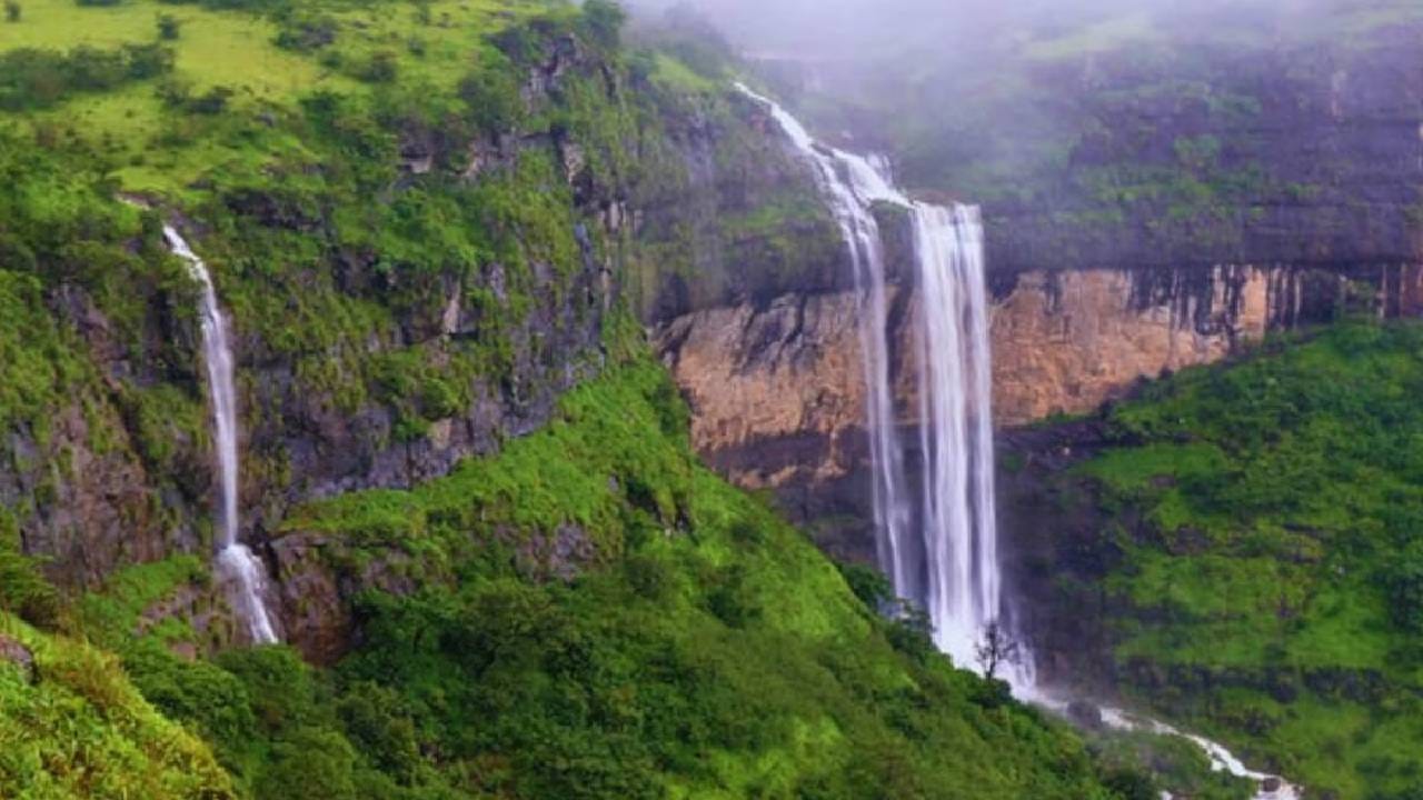तर लिंगमळा धबधबा हा पुण्यापासून सुमारे 131 किलोमीटर अंतरावर असून, सुमारे 500 फूट उंचीवरून कोसळणाऱ्या या धबधब्याचं दृश्य मन मोहून टाकतं.