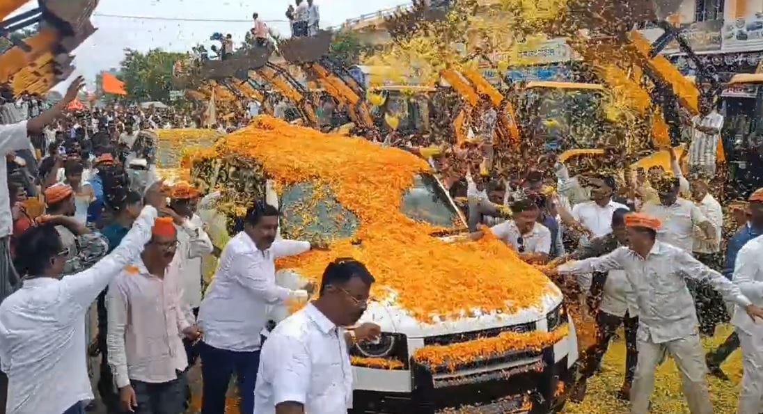 मनोज जरांगे पाटील सध्या पश्चिम महाराष्ट्राच्या दौऱ्यावर आहेत. या दौऱ्यादरम्यान मनोज जरांगे वापरत असलेली डिफेंडर कार सध्या चर्चेचा विषय ठरली आहे. ही कार जरांगेंना दौऱ्य़ासाठी कोणी दिली, असा प्रश्न उपस्थित केला जातोय.