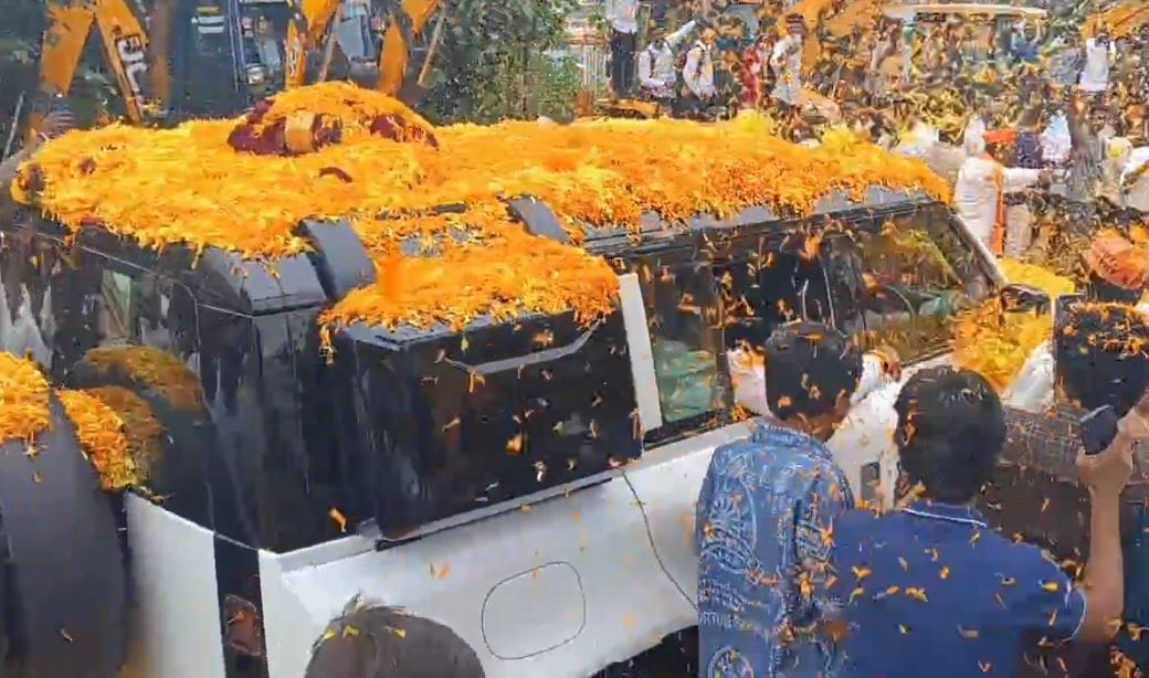या कारमधून मनोज जरांगे प्रवास करत असतानाचे व्हिडीओ सध्या समोर आले आहेत. ही कार कोणी दिली असे विचारल्यानंतर जरांगे यांनी यावर प्रतिक्रिया दिली आहे.