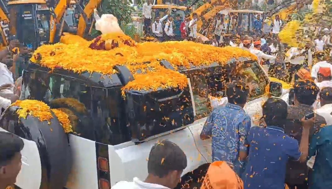 माझ्यावर जळणाऱ्याची संख्या खूप आहे. मी डिफेन्डरमध्ये फिरत असेल तर यांना नेमकी काय अडचण आहे, असा सवालही त्यांनी उपस्थित केला आहे. मी माझ्या समाजासाठी काम करतच राहणार, असेही त्यांनी यावेळी सांगितले.