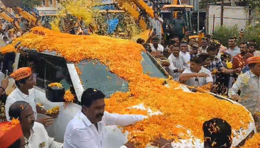 मी समाजाचा काम करतो. समाजाला मी मायबाप मानले आहे. माझ्या समाजातल्या लोकांनी एखादी नवीन गाडी घेतली तर पाटील माझ्या गाडीत बसा आणि फिरा असे म्हणतात, असे स्पष्टीकरण जरांगे यांनी दिले आहे.