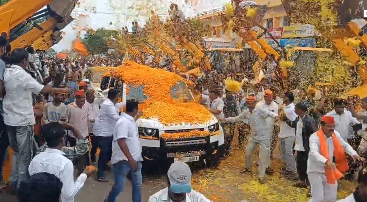 तसेच, माझ्या अनेक गोष्टी समोर आणण्याचा प्रयत्न केला जात आहे. माझ्यावर खूप बारीक लक्ष आहे, असा आरोपही त्यांनी केलाय. माझा समाजच मला बसायला गाडी देतो, असं जरांगे यांनी स्पष्ट केलं.