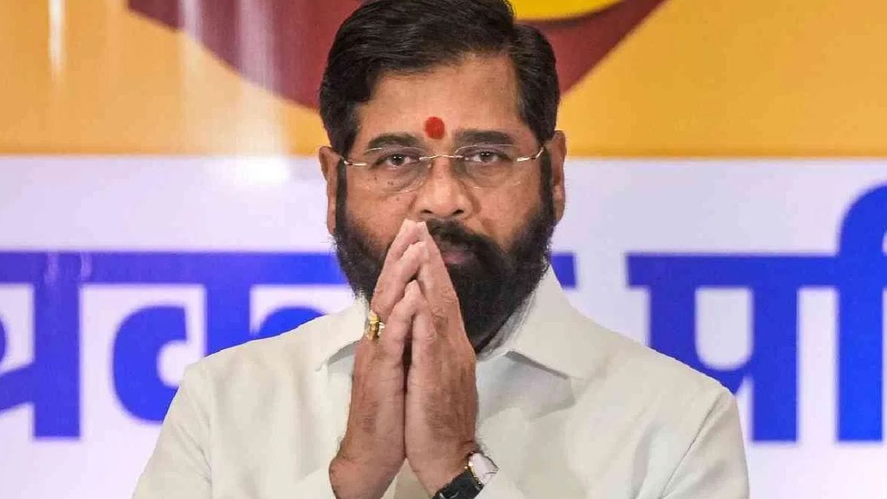 कपिल सिब्बल यांनी युक्तीवाद करत कोर्टात म्हटले की, निवडणूक आयोगाकडे कोणतेही अधिकारक्षेत्र नसताना त्यांनी एकनाथ शिंदे यांना लाभ मिळून देण्यासाठी अधिकारबाहेर जाऊन निर्णय घेतला.