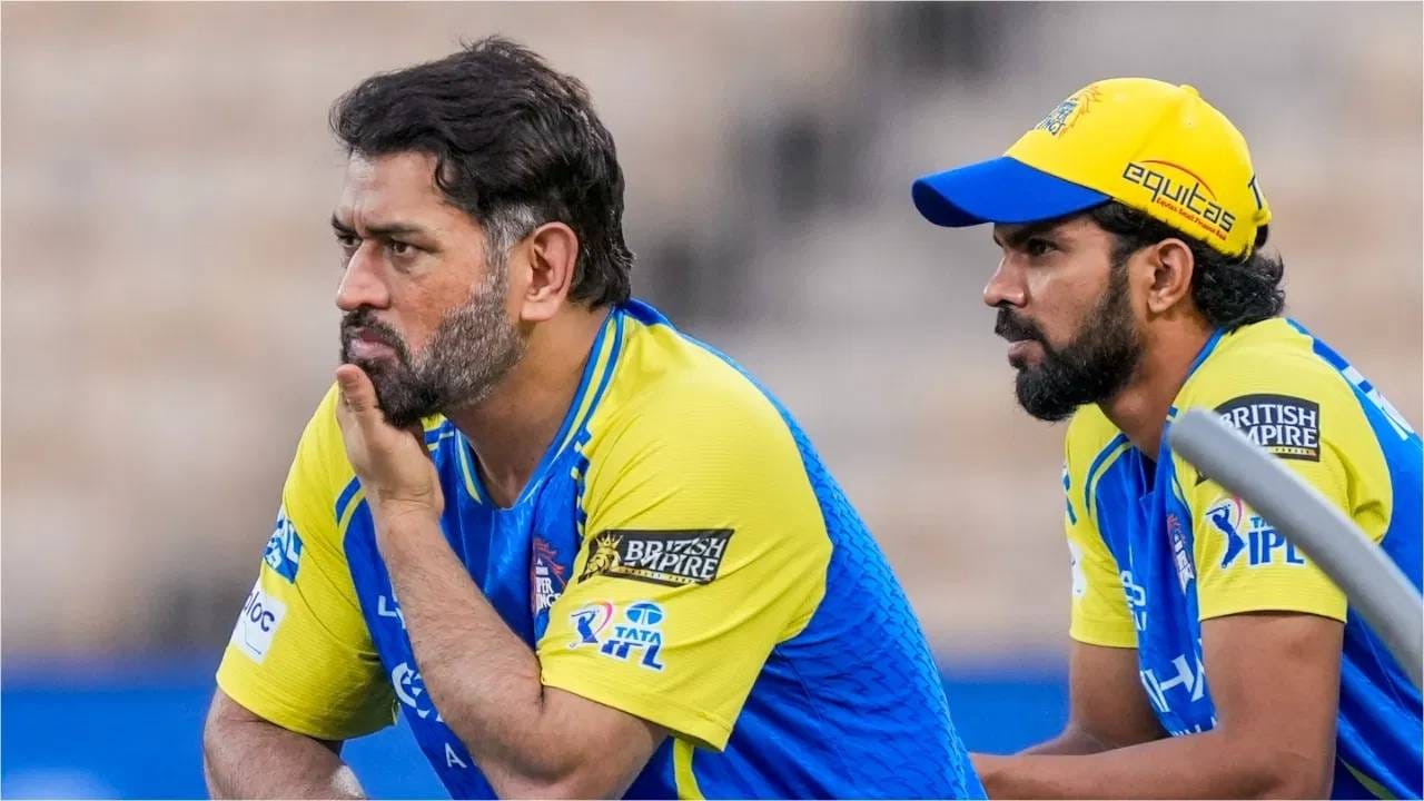 चेन्नई सुपर किंग्स फ्रेंचायझीला यशाच्या उंच शिखरावर पोहोचवण्यात महेंद्रसिंह धोनीचा मोलाचा हातभार आहे. पण महेंद्रसिंह धोनीची एक मागणी मात्र मान्य करण्यास चेन्नई सुपर किंग्स व्यवस्थापन तयार नाही. त्यामुळे धोनी आणि चेन्नई सुपर किंग्स यांच्यात वादाला फोडणी मिळाली आहे. (PC-PTI)