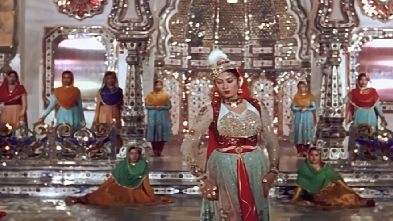 गाण्याला अंतिम स्वरूप देण्यापूर्वी त्यात तब्बल 105 वेळा बदल करण्यात आल्याचेही सांगितले जाते. या अथक मेहनतीनंतर तयार झालेले गाणं पुढे ‘मुगल-ए-आझम’ची ओळख बनले.