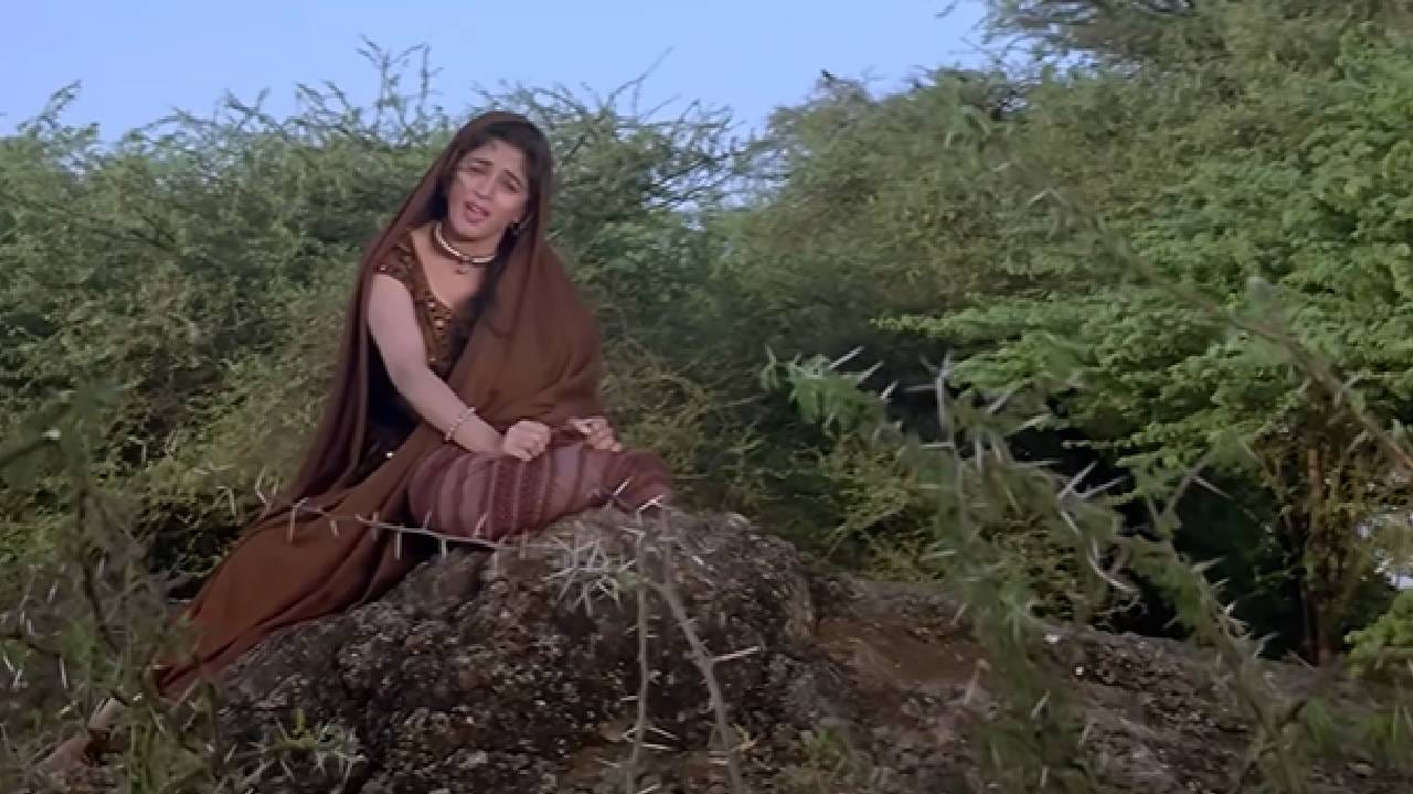 हिंदी चित्रपटसृष्टीतील काही गाणी अशी आहेत, जी काळाच्या ओघात जुनी होत नाहीत. उलट प्रत्येक वेळी ऐकल्यावर त्यांच्या भावना मनाला स्पर्श करून जातात. असंच एक गाणं म्हणजे अभिनेत्री माधुरी दीक्षितच्या ‘प्रेम ग्रंथ’ या चित्रपटातील ‘मैं कमजोर औरत ये मेरी कहानी’.
