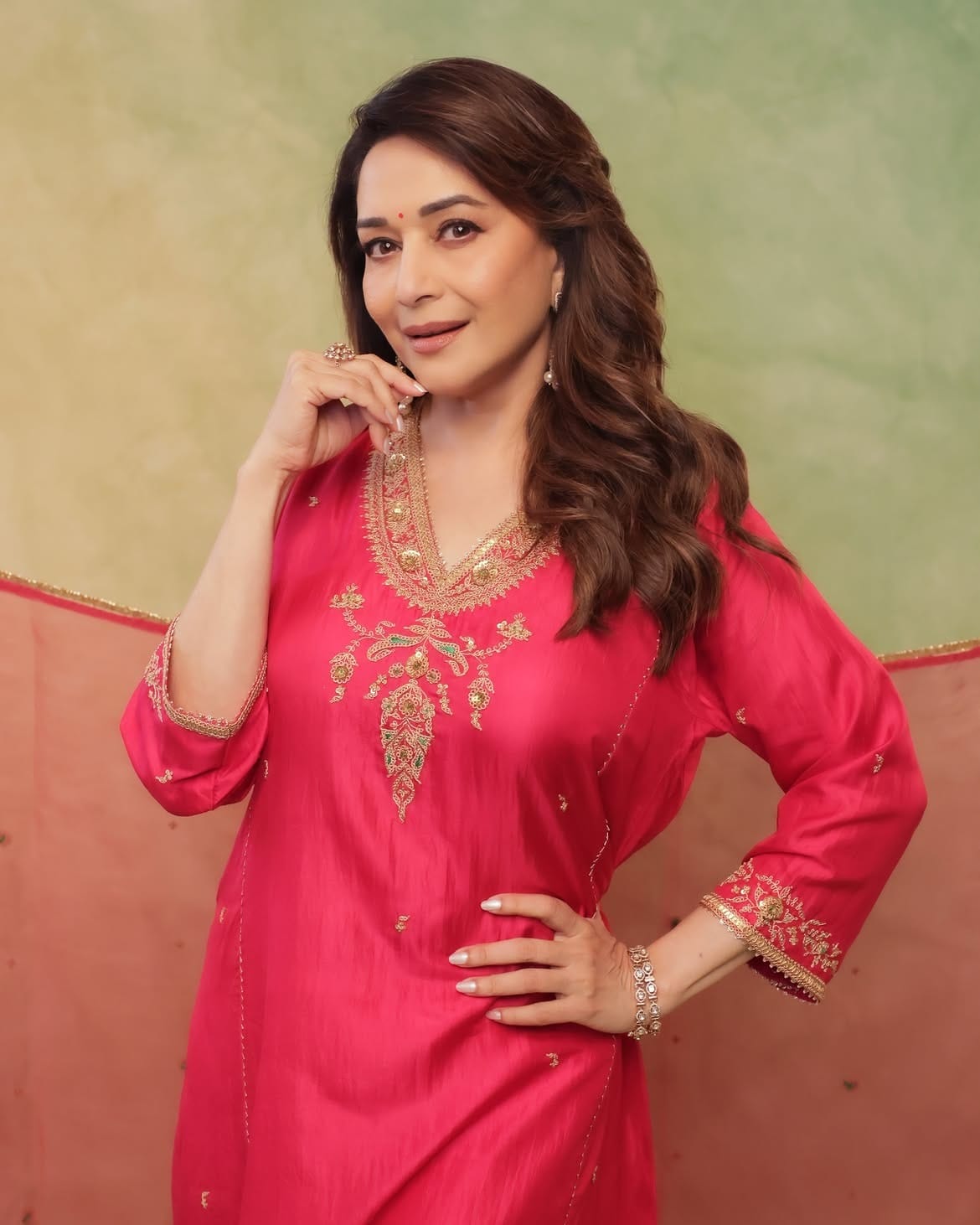 फोटोमध्ये अभिनेत्री प्रचंड सुंदर दिसत आहे. ड्रेसमध्ये अभिनेत्रीने स्वतःचे काही फोटो पोस्ट केले आहे. बॉलिवूडची धकधक गर्ल कायम कोणत्या न कोणत्या कारणामुळे चर्चेत असते. आता देखील अभिनेत्री मोठ्या कारणामुळे चर्चेत आली आहे.