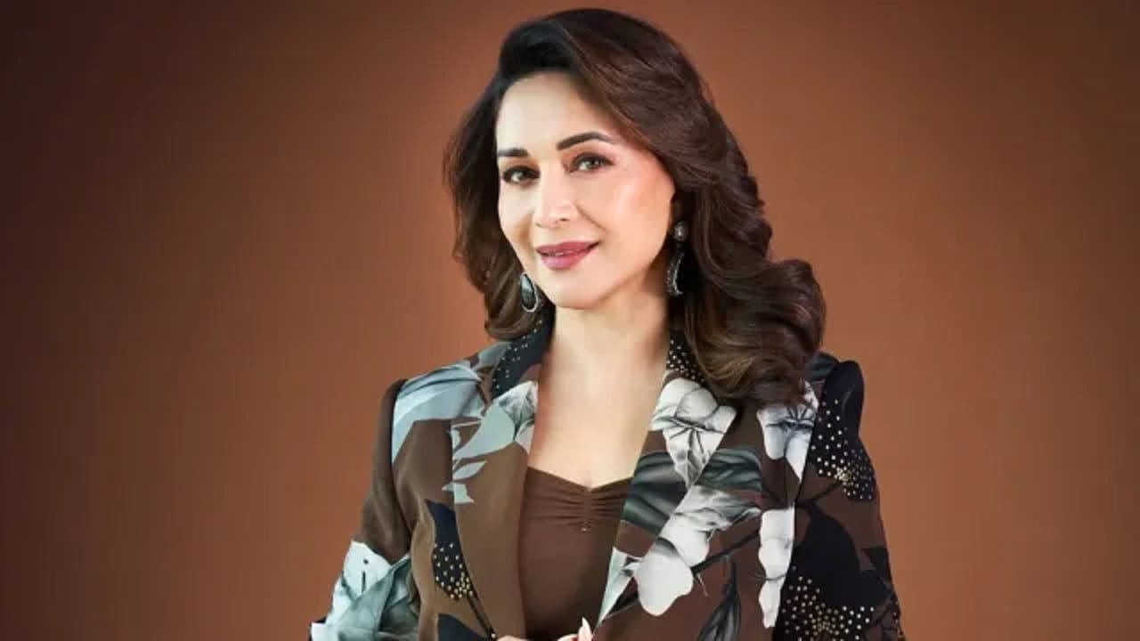अभिनेत्री माधुरी दीक्षित (Madhuri Dixit) आता 'कोण होणार करोडपती' चं सूत्रसंचालन करणार आहे. सोनी मराठीने नुकताच ही घोषणा केली. सोशल मीडियार तसा एक प्रोमो देखील जारी करण्यात आला आहे. प्रोमोवर चाहत्यांनी देखील लाईक्स आणि कमेंटचा वर्षाव केला आहे.