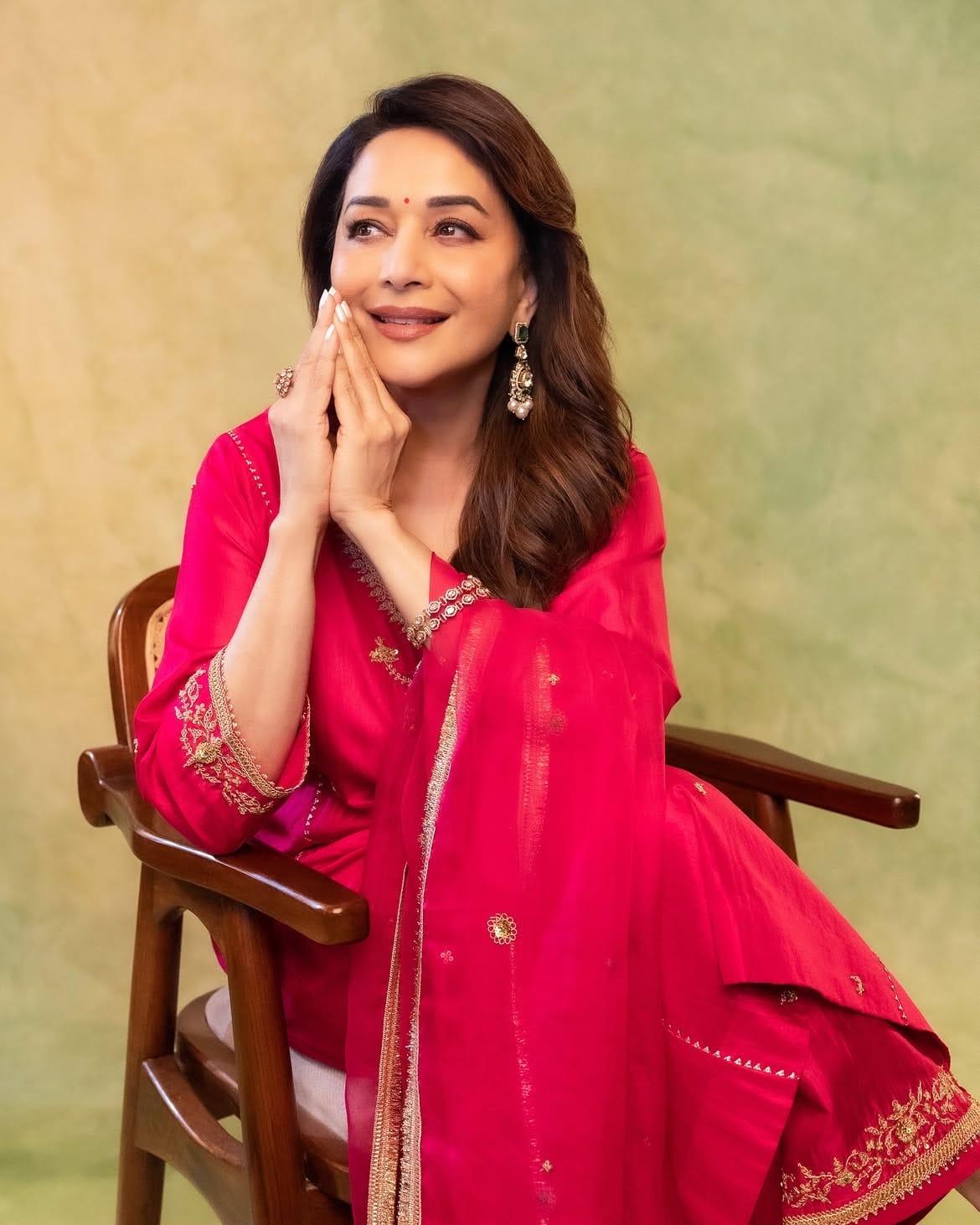 सध्या माधुरीने काही पोस्ट केलेले काही फोटो चर्चेत आहेत. गुलाबी ड्रेसममध्ये माधुरीने फोटो पोस्ट केले आहेत. माधुरी कायम वेगवेगळ्या लूकमध्ये फोटो पोस्ट करत असते. चाहत्यांना देखील अभिनेत्रीचा प्रत्येक लूक आवडतो. माधुरी दीक्षित हिने साडीत काही फोटो पोस्ट केले आहेत.