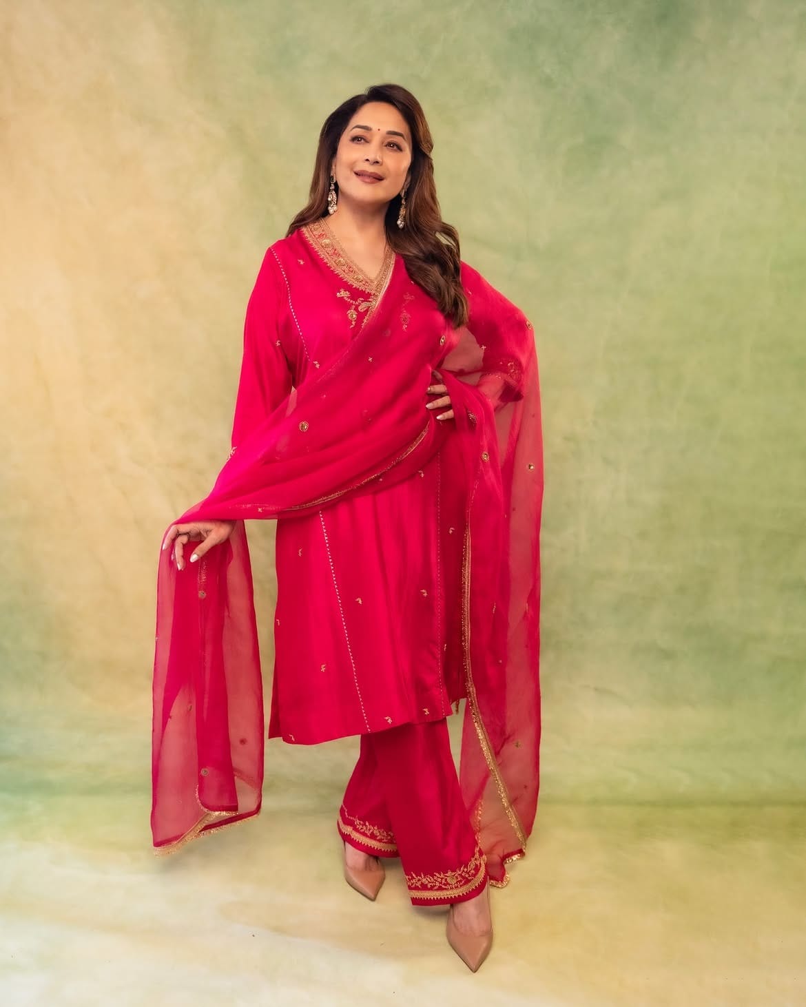 चाहत्यांना देखील अभिनेत्रीचा लूक आवडला आहे. साठीच्या उंबरठ्यावर असताना देखील अभिनेत्री चाहत्यांना फॅशन गोल्स देत असते. आता फोटो पोस्ट करत अभिनेत्रीने कॅप्शनध्ये, 'आज दिल भी गुलाबी और दिन भी गुलाबी...' असं लिहिलं आहे.