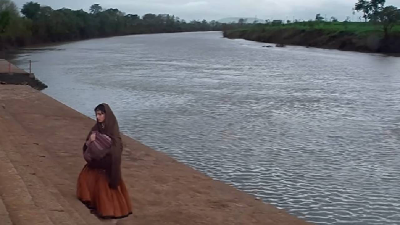 चित्रपटाला बॉक्स ऑफिसवर अपेक्षित यश मिळालं नाही. मात्र, या सिनेमातील गाणी प्रेक्षकांच्या चांगलीच पसंतीस उतरली होती. त्यातीलच एक गाणं म्हणजे ‘मैं कमजोर औरत ये मेरी कहानी’.