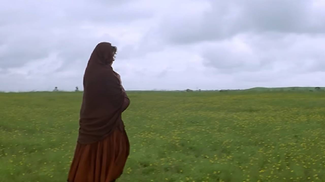 तब्बल अनेक वर्षांनंतरही हे गाणं ऐकताना संघर्ष करणाऱ्या आणि परिस्थितीसमोर हतबल झालेल्या स्त्रीच्या वेदना डोळ्यांसमोर उभ्या राहतात. माधुरी दीक्षित आणि ऋषी कपूर यांची प्रमुख भूमिका असलेला ‘प्रेम ग्रंथ’ हा चित्रपट 1996 मध्ये प्रदर्शित झाला होता. 