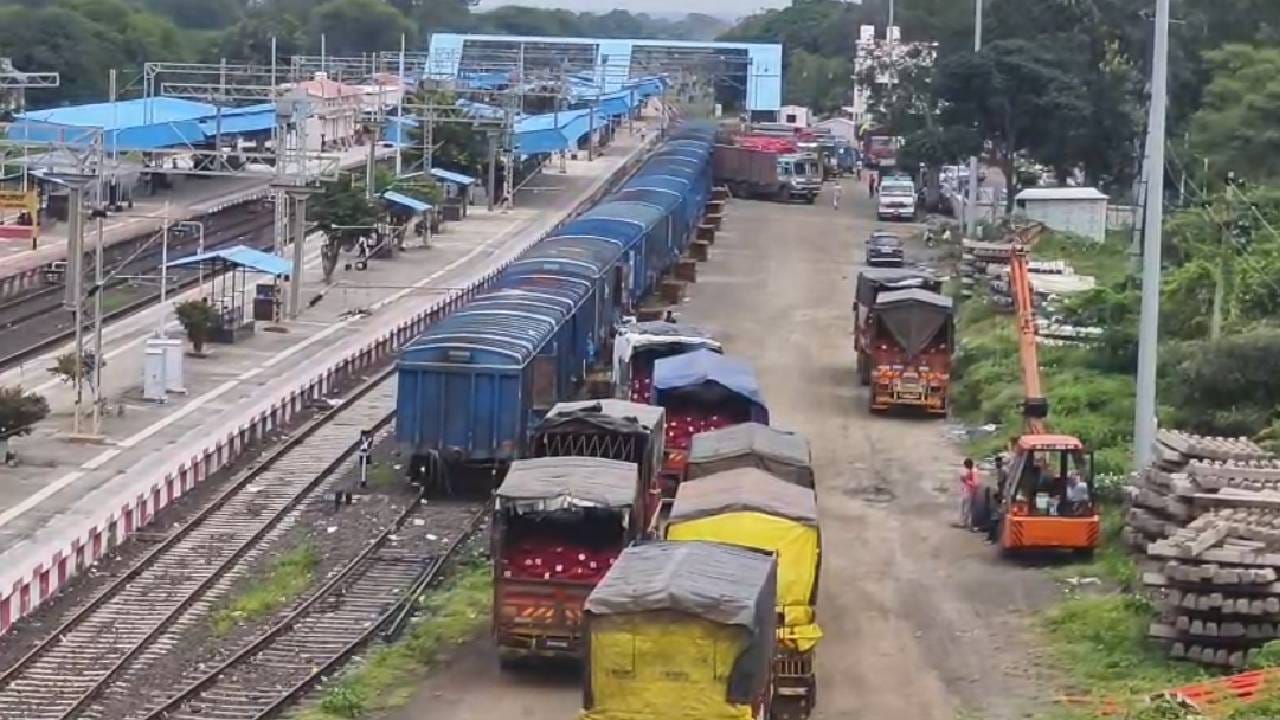 Onion Crisis : पुन्हा हिमालयासाठी सह्याद्री धावला... महाराष्ट्र देणार दिल्लीला 840 टन कांदा; थेट कांदा एक्सप्रेस... Onion Crisis : पुन्हा हिमालयासाठी सह्याद्री धावला... महाराष्ट्र देणार दिल्लीला 840 टन कांदा; थेट कांदा एक्सप्रेस...