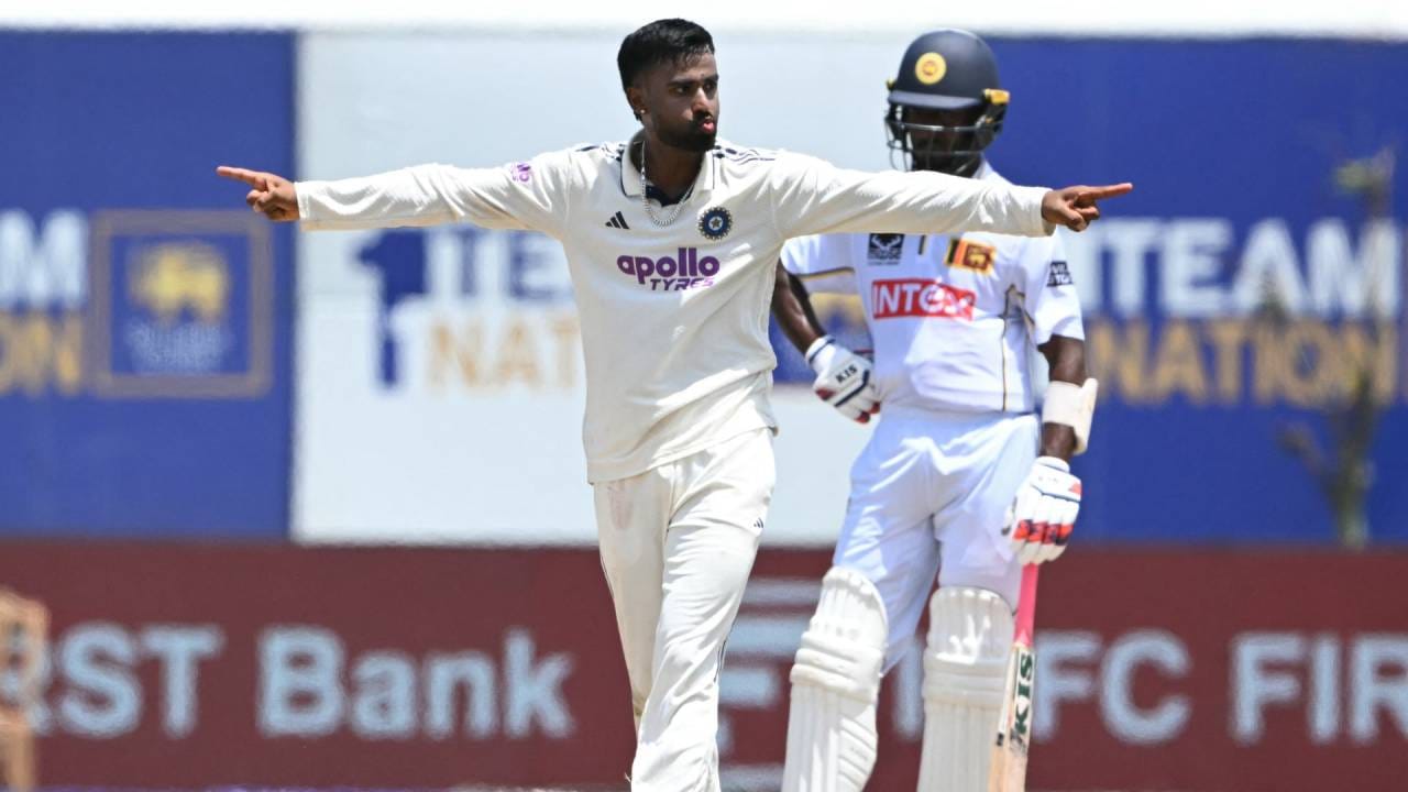 कसोटी क्रिकेटच्या इतिहासात श्रीलंकेला 27 वेळा फॉलोऑन मिळाला आहे. त्यापैकी 24 सामन्यांमध्ये त्यांना पराभव पत्करावा लागला आहे. तर फक्त तीन सामने अनिर्णित राहिले आहेत. म्हणजेच एकही सामन्याचं चित्र विजयात बदलता आलेलं नाही. आता या इतिहासाची पुनरावृत्ती होणार निश्चित आहे. (Photo: ICC Twitter)