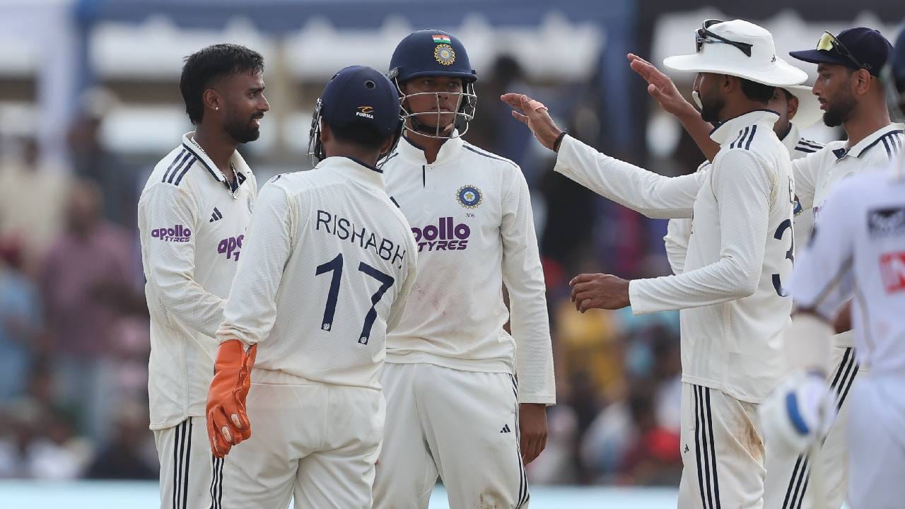 IND vs SL : श्रीलंकेचा डाव 284 धावांवर आटोपला, पहिल्या डावात भारताकडे 178 धावांची आघाडी IND vs SL : श्रीलंकेचा डाव 284 धावांवर आटोपला, पहिल्या डावात भारताकडे 178 धावांची आघाडी