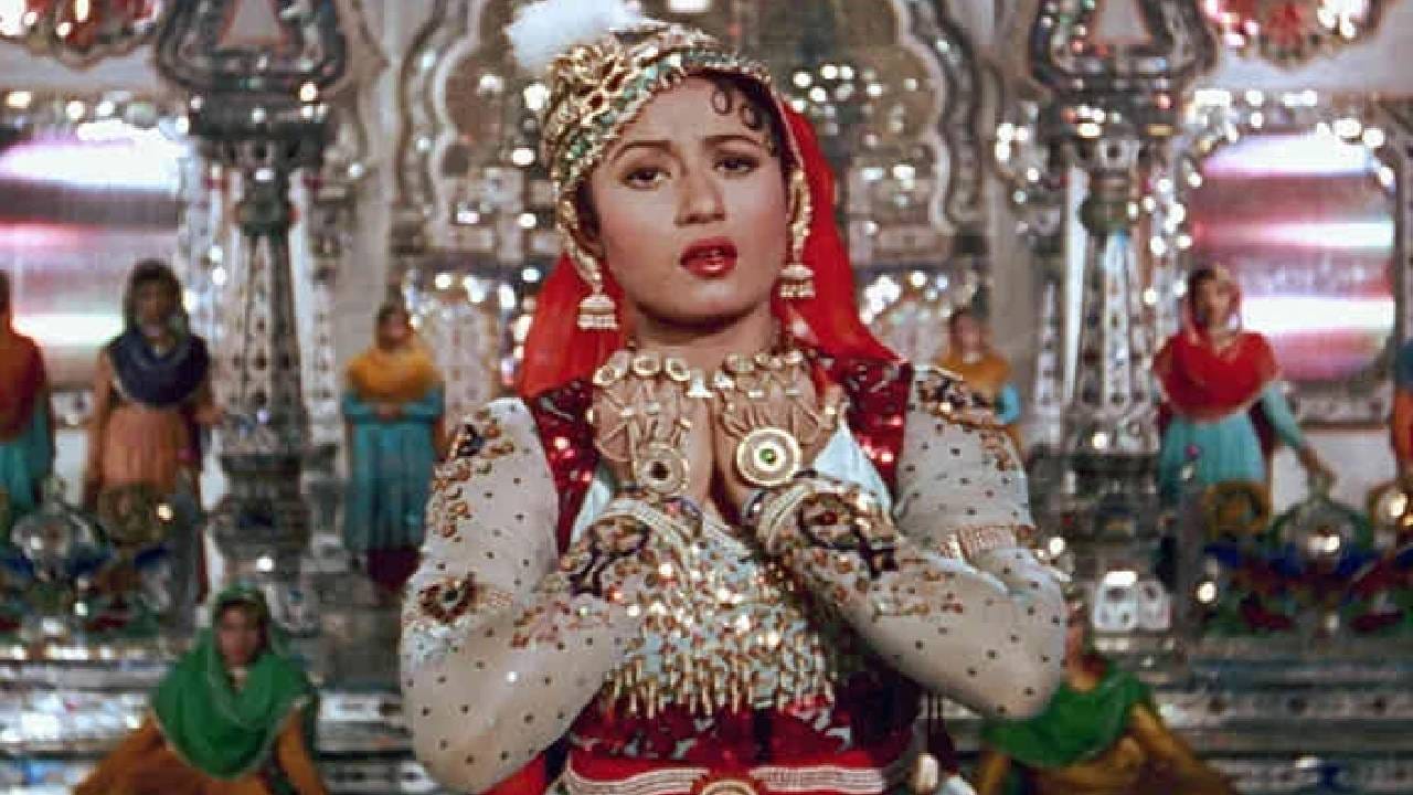 चित्रपटातील भव्य सेट, दमदार संवाद, संगीत आणि गाणी आजही प्रेक्षकांच्या स्मरणात आहेत. या चित्रपटातील ‘प्यार किया तो डरना क्या’ हे गाणं आजही अजरामर मानले जाते. मात्र, या गाण्याच्या निर्मितीमागे एक रंजक किस्सा आहे. 
