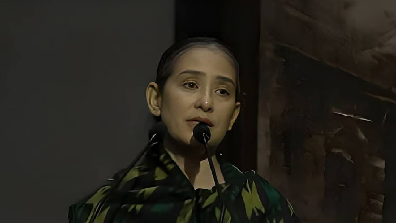 देवा... हे आमच्यासोबतच का होतंय? मनिषा कोईराला हतबल... निराश... थरथर कापतच... देवा... हे आमच्यासोबतच का होतंय? मनिषा कोईराला हतबल... निराश... थरथर कापतच...