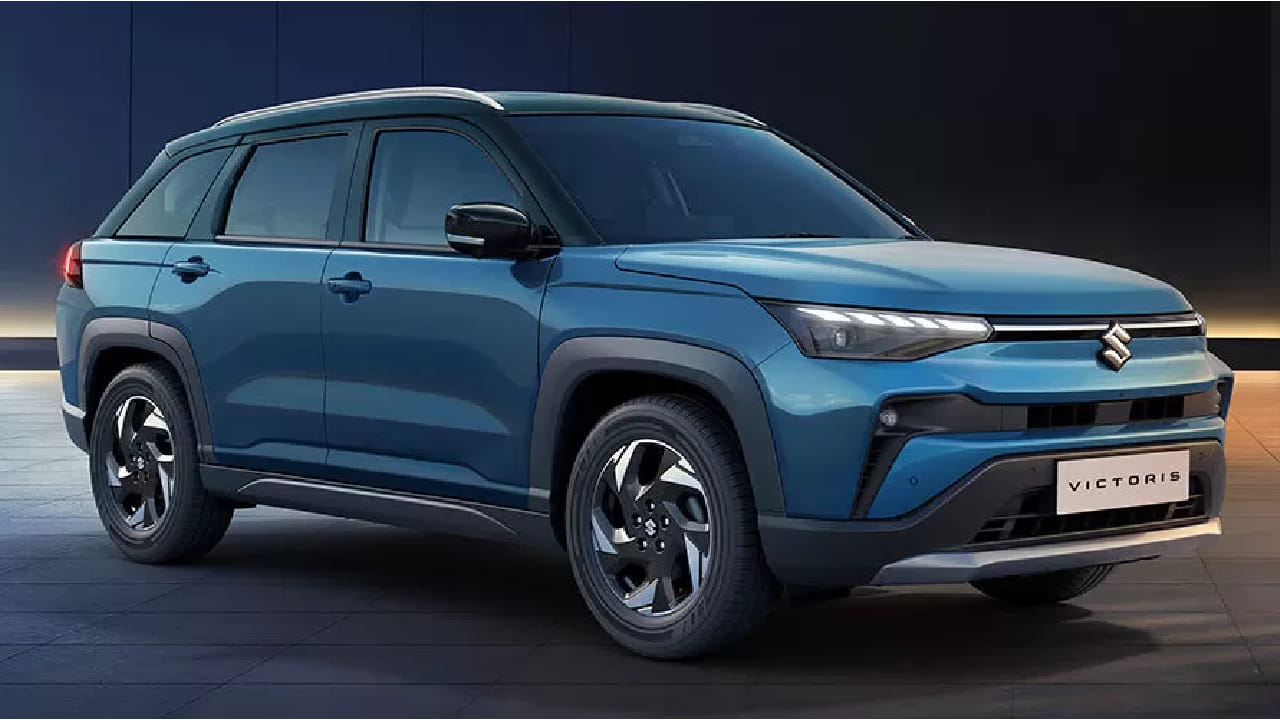 Maruti Suzuki Grand Vitara ही प्रीमियम मिड-साइज एसयूव्ही असून ती भारतीय ग्राहकांमध्ये लोकप्रिय आहे. यात 9 इंचांचा टचस्क्रीन, हेड-अप डिस्प्ले (HUD), पॅनोरॅमिक सनरूफ, अॅम्बियंट लाइटिंग, वायरलेस चार्जिंग आणि कनेक्टेड कार तंत्रज्ञान उपलब्ध आहे.
