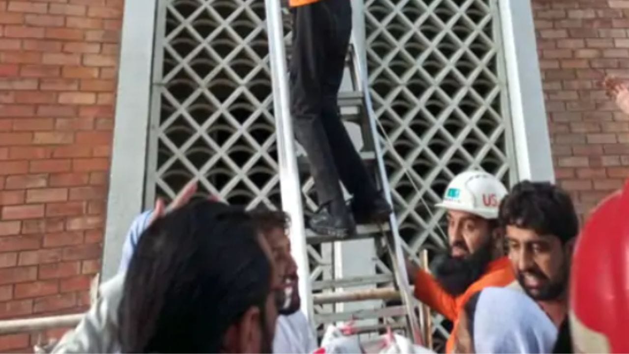 अधिकाऱ्यांनी दिलेल्या माहितीनुसार, ज्यावेळी ही घटना घडली, त्यावेळी 16 नवजात बालकांवर उपचार सुरू होता. त्यापैकी या आगीतून एका बाळाला वाचवण्यात यश आले.