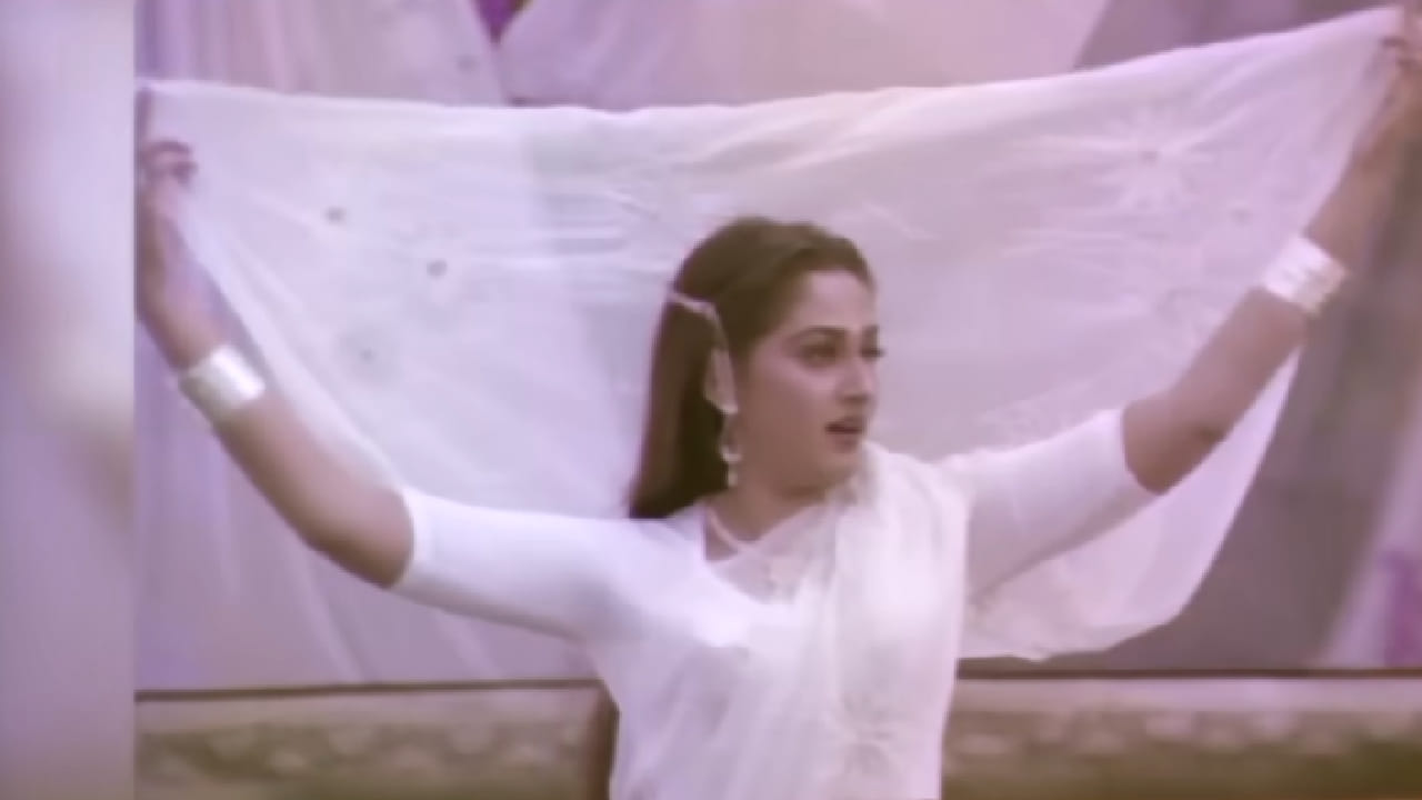 त्या 'इंडियाज बेस्ट डान्सर सीझन 5' या कार्यक्रमात अभिनेत्री मीनाक्षी शेषाद्री विशेष पाहुण्या म्हणून सहभागी झाल्या होत्या. कार्यक्रमात स्पर्धक ऋतुराज आणि कोरिओग्राफर वैष्णवी यांनी 'प्यार का तोहफा' या गाण्यावर सादर केलेल्या नृत्यानंतर जया प्रदा यांनी सांगितले की, हे गाणं प्रदर्शित झाल्यानंतर त्यांनी परिधान केलेल्या साड्यांची देशभरात मोठी फॅशन निर्माण झाली होती.