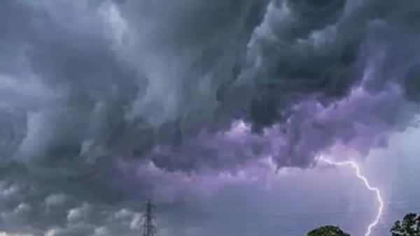 देशातील विविध भागात मुसळधार पाऊस आहे. त्यामध्येच राज्यात आजही पावसाचा मोठा इशारा देण्यात आला. अनेक जिल्ह्यात मुसळधार पाऊस कोसळत आहे. झारखंड, ओडिसा या राज्यात तर पावसाने कहर केला. मुसळधार पावसाने पूर आल्याने जनजीवन विस्कळीत झाले.